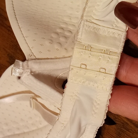 NWOT 34C Girly & Feminine white Padded Underwire Slight Push Up Bra - Picture 7 of 9